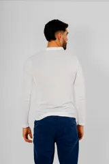 Remera de manga larga color negro, confeccionada en algodón, con cuello redondo y cierre frontal parcial con botones.