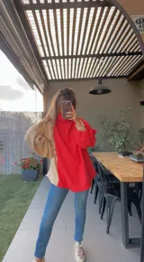 Polerón de cuello alto con diseño color block en blanco, beige y fucsia.