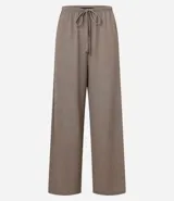 Pantalón wide leg color crudo, con cintura elástica ajustable con cordón y textura.