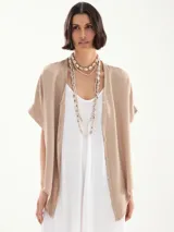 Camisa negra con mangas cortas, escote en V y nudo en la parte delantera.