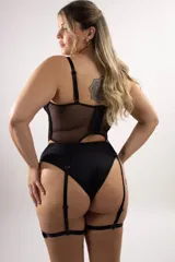 Corset negro confeccionado en combinación de cuero sintético y puntilla elastizada, con soporte de aro, tirantes regulables y ligas incorporadas.