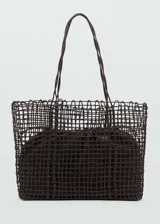 Bolso tipo shopper de diseño trenzado con estructura de rejilla, que incluye una bolsa interior de tela con cierre regulable y dos asas largas para llevar al hombro.