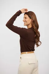 Buzo de punto fino color marrón, con cuello redondo y mangas largas, de corte ajustado al cuerpo.