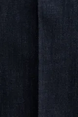 Jean tobillero de denim azul oscuro, de tiro alto y piernas amplias con corte holgado. Presenta bolsillos delanteros tipo parche con solapa y botones dorados, además de pliegues marcados en el frente.