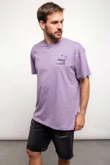 Remera violeta de corte holgado con estampado en el pecho que dice "Focus The Young Community".