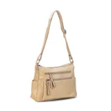 Bandolera color marrón claro, con dos bolsillos frontales paralelos con cierre, apertura superior con doble cierre y divisiones independientes, bolsillos internos y bolsillo trasero con cierre. Incluye correa larga regulable.