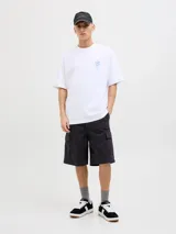 Short cargo negro de Jack & Jones, corte holgado, con múltiples bolsillos delanteros, traseros y laterales.