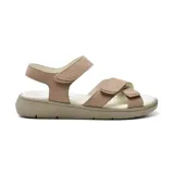 Sandalias bajas color beige con ajuste mediante velcro.