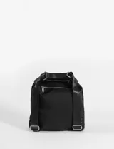 Cartera tipo hobo convertible en mochila, color negro, confeccionada en nylon. Cuenta con un bolsillo frontal con cierre metálico y correa ajustable para llevar al hombro o como mochila.