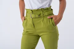 Pantalón de corte recto y tiro alto, color verde, con cintura elástica fruncida y cinturón ajustable con hebilla metálica. Presenta bolsillos laterales y un diseño versátil que permite un estilo tanto casual como formal.