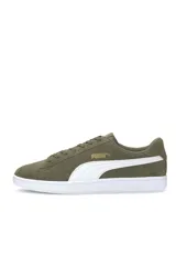 Championes Puma Smash V2 L color verde militar con detalles en blanco, confeccionados en gamuza sintética, con suela de goma blanca y cierre de cordones.