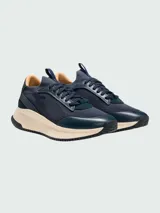Zapatillas deportivas de hombre Boss modelo TTNM EVO_SLON, en color azul marino con detalles en beige y negro, confeccionadas en tejido de punto y sintético, con suela robusta acanalada y cordones tono sobre tono.