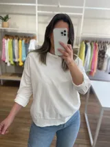 Buzo blanco de algodón con mangas 3/4 y puños enrollados.