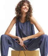 Blusa musculosa de jean color celeste, con cuello redondo y cierre posterior con botón. Confeccionada en una mezcla de lyocell y algodón, presenta un diseño sin mangas y corte recto.