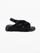 Sandalia plana de tiras anchas cruzadas, color negro, con suela track.