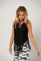 Blusa negra sin mangas de lino bordado con terminación en flecos.