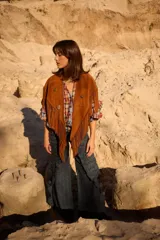 Pantalón de corte amplio con estampado de cuadros escoceses en tonos azul y verde. Presenta apliques de tela plisada con costuras decorativas en zigzag a lo largo de las piernas, tajos laterales y bolsillos funcionales.