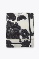 Pañuelo rectangular con estampado floral en tonos blanco y negro, con bordes definidos por líneas oscuras.