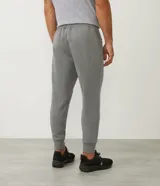 Pantalón deportivo masculino liso color negro, con ajuste elástico en la cintura y bolsillos laterales.