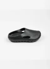 Zueco O'Neill de goma color negro, con aberturas laterales para ventilación y suela texturizada antideslizante.