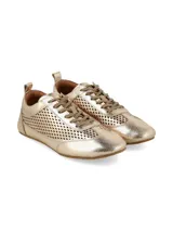 Sneaker de cuero metalizado color dorado con diseño perforado en los laterales, cordones al tono y suela plana.