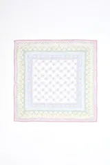 Pañuelo cuadrado con estampado de elefantes y motivos florales en tonos pastel de lila, verde, azul y beige, con borde rosado.