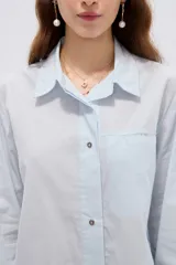 Camisa de algodón con estampado animal print en tonos marrones, de corte holgado, manga larga, cuello camisero y cierre frontal con botones.
