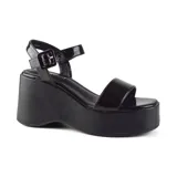 Sandalias negras de plataforma con hebilla en el tobillo.