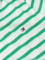 Blusa de algodón Tommy Hilfiger con diseño de rayas horizontales verdes y blancas, de corte slim, cuello redondo y mangas tres cuartos. Cuenta con el logo de la marca bordado en el pecho.