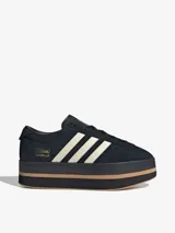 Zapatillas Adidas Gazelle Stack para mujer, color negro con las tres tiras laterales en blanco y suela de plataforma en color caramelo.