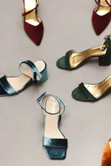 Sandalias de fiesta marca Mariela, confeccionadas en terciopelo turquesa, con tira ancha delantera, tira al tobillo con hebilla y taco cuadrado de 7 cm.