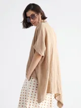 Remera beige de lino, corte amplio, con cuello redondo y bolsillo en el pecho.