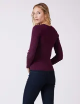 Buzo de tejido acanalado, con cuello redondo y mangas largas, de calce ajustado al cuerpo.