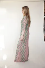 Vestido tejido con textura ondulada, cuello camisero y tajo lateral.