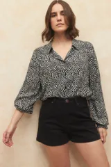 Short de jean celeste de tiro alto y corte recto.