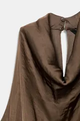 Vestido midi satinado de color marrón, con cuello fluido y diseño sin mangas. Presenta un cierre en la espalda con botones y una falda fluida con sutiles pliegues.