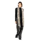 Pashmina rectangular con estampado animal print de cebra en tonos blanco y negro, con bordes desflecados.