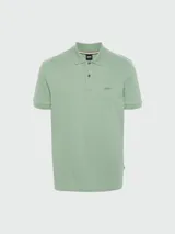 Polo de manga corta color verde menta, confeccionado en piqué de algodón, con cuello y tapeta de tres botones. Presenta un logo bordado tono sobre tono en el pecho.