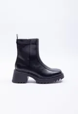 Botas negras de símil cuero, de caña corta, punta redonda y plataforma tipo tractor de 6cm.