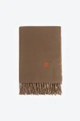 Pashmina color marrón con estampado de pequeños puntos multicolores y flecos en los extremos. Incluye un parche de cuero sintético con logo grabado.