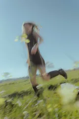 Vestido corto negro sin mangas, con escote en V y detalle de flecos en el ruedo. Presenta bordados en color blanco en el escote, los bolsillos y el centro del vestido.