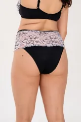 Bombacha de tiro alto confeccionada en encaje blanco y negro con lycra.