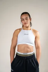 Top deportivo blanco con cuello halter y logo de la marca en el frente.