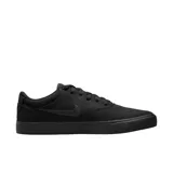 Championes Nike SB Chron 2 de estilo urbano, confeccionados en lona y gamuza negra. Presentan diseño vulcanizado que une la suela con la parte superior para mayor flexibilidad, con amortiguación de espuma y banda protectora en la punta.