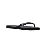 Ojotas Havaianas negras con textura en la plantilla y logo de la marca en las tiras.