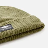 Gorro de lana verde oliva con tejido acanalado y parche con el logo de Rip Curl en el frente.