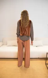 Pantalón tipo palazzo de terciopelo azul, con cintura elastizada y corte holgado.