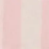 Pijama largo de satín con estampado de rayas verticales en tonos rosados y blancos, compuesto por una camisa de manga larga con botones y ribetes negros, y un pantalón largo a juego.