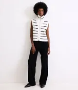 Pantalón negro de corte recto, con cintura ancha, trabillas y cinturón sintético.