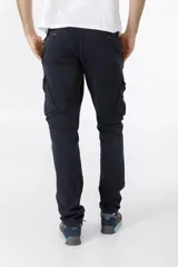 Pantalón cargo negro de sarga de algodón con spandex, con bolsillos laterales con solapa y etiqueta con el logo de la marca en uno de ellos.